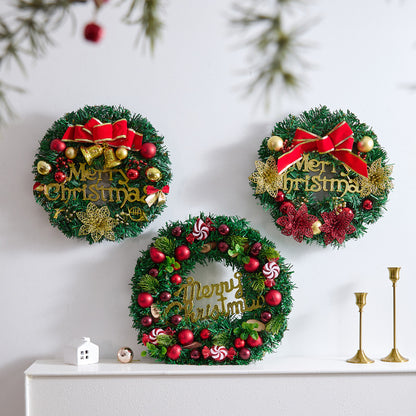 Festlicher Weihnachtskranz mit Tannenzapfen und Beeren Brehn