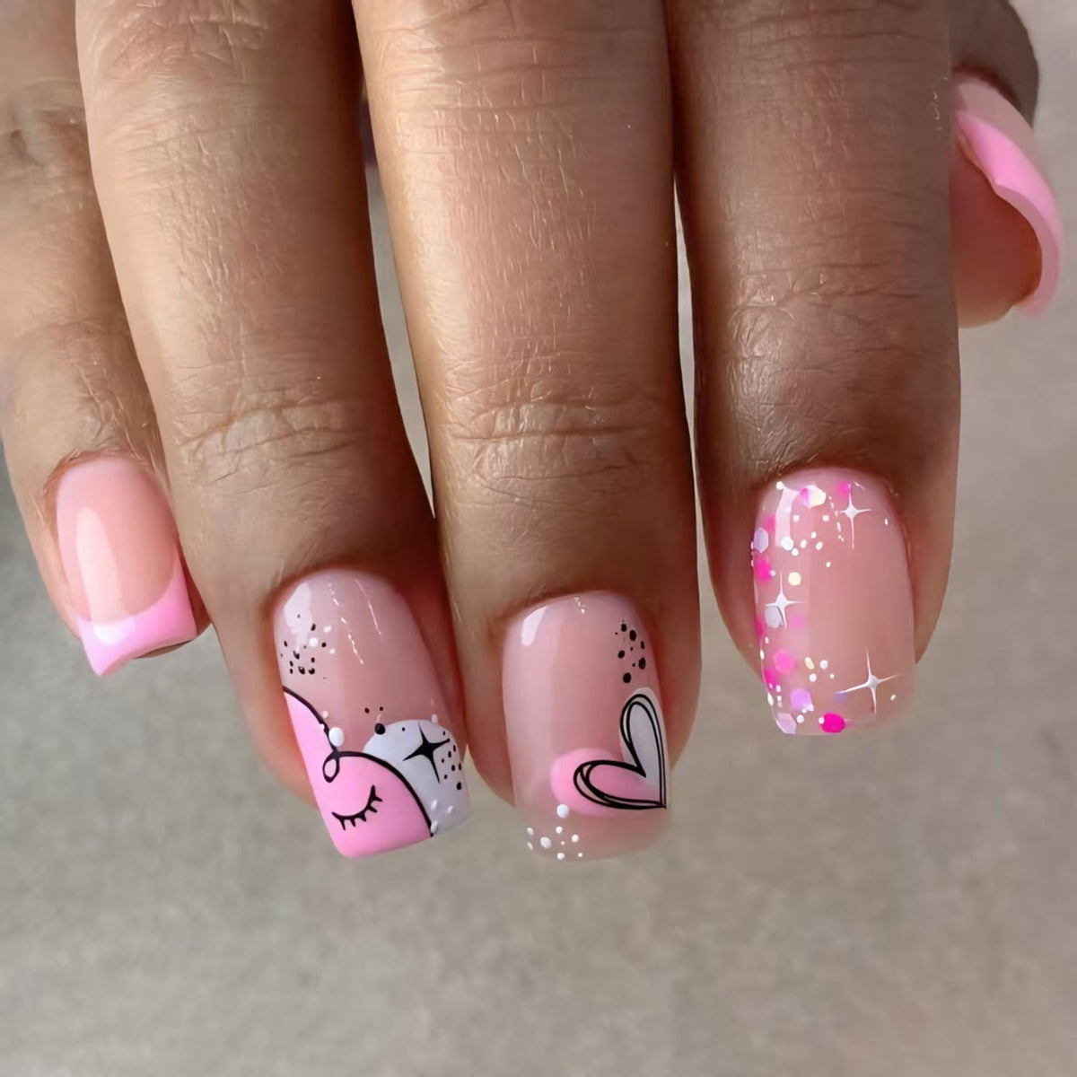 Künstlerisches Nail Art Kit mit Herz- und Funkeldesigns