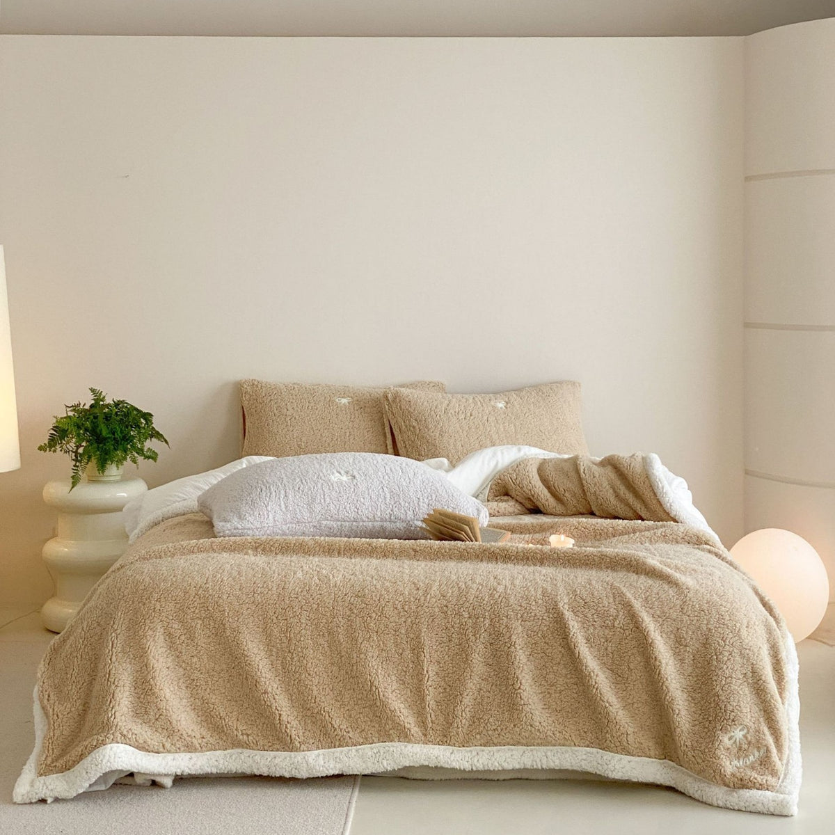 Kuschelige Sherpa-Tagesdecke mit wendbarem Fleece-Innenfutter