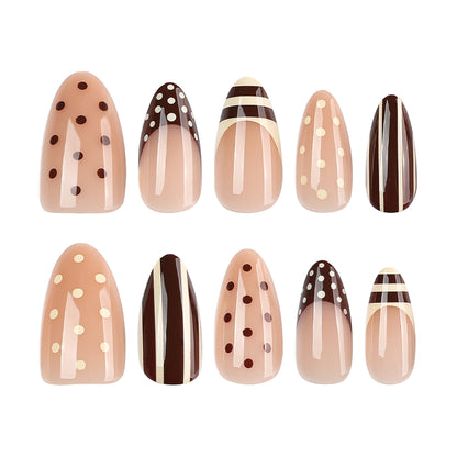Kunstvolle Nagelkunst mit geometrischen Motiven Brehn