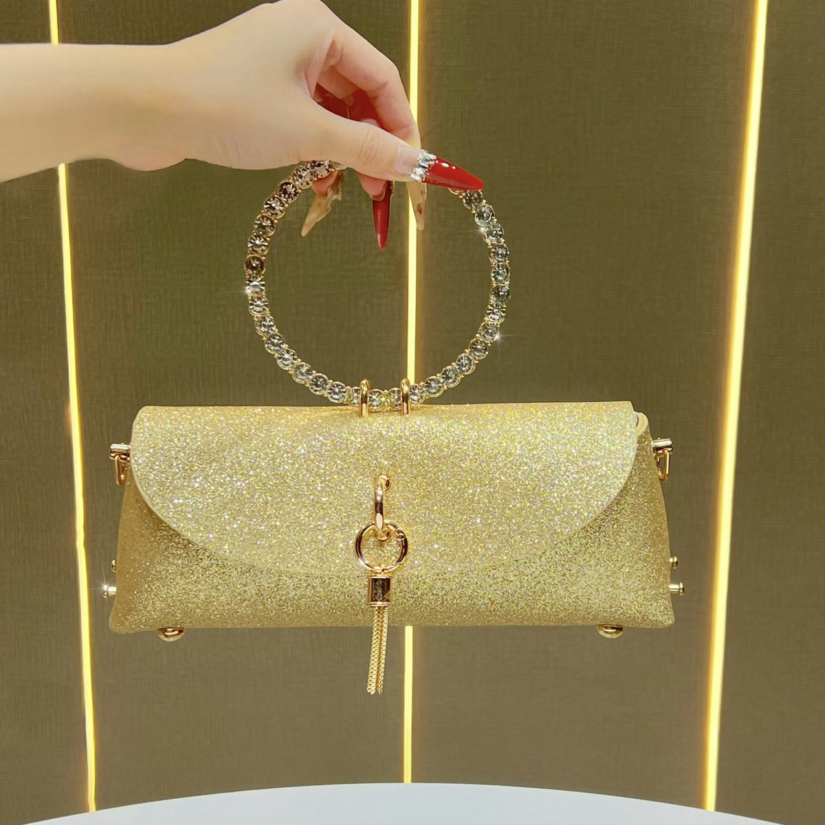 Glitzernde Clutch mit Strassgriff für den Abend