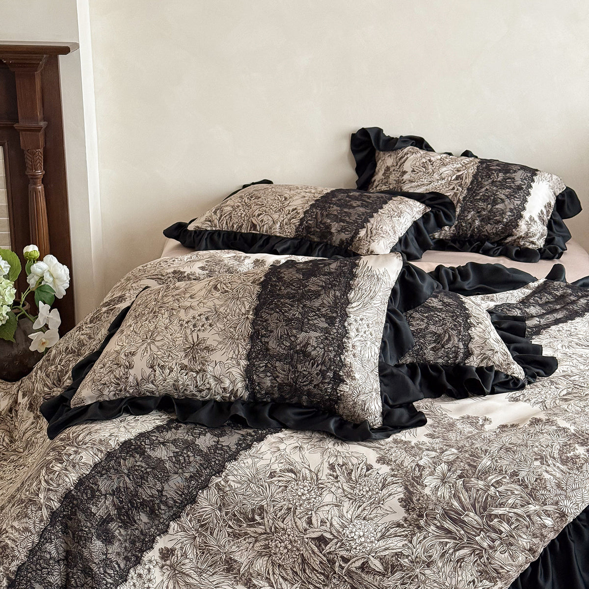 Luxuriöses Satin-Bettwäsche-Set mit Rüschenabschluss und detailreichem Toile-de-Jouy-Print Brehn