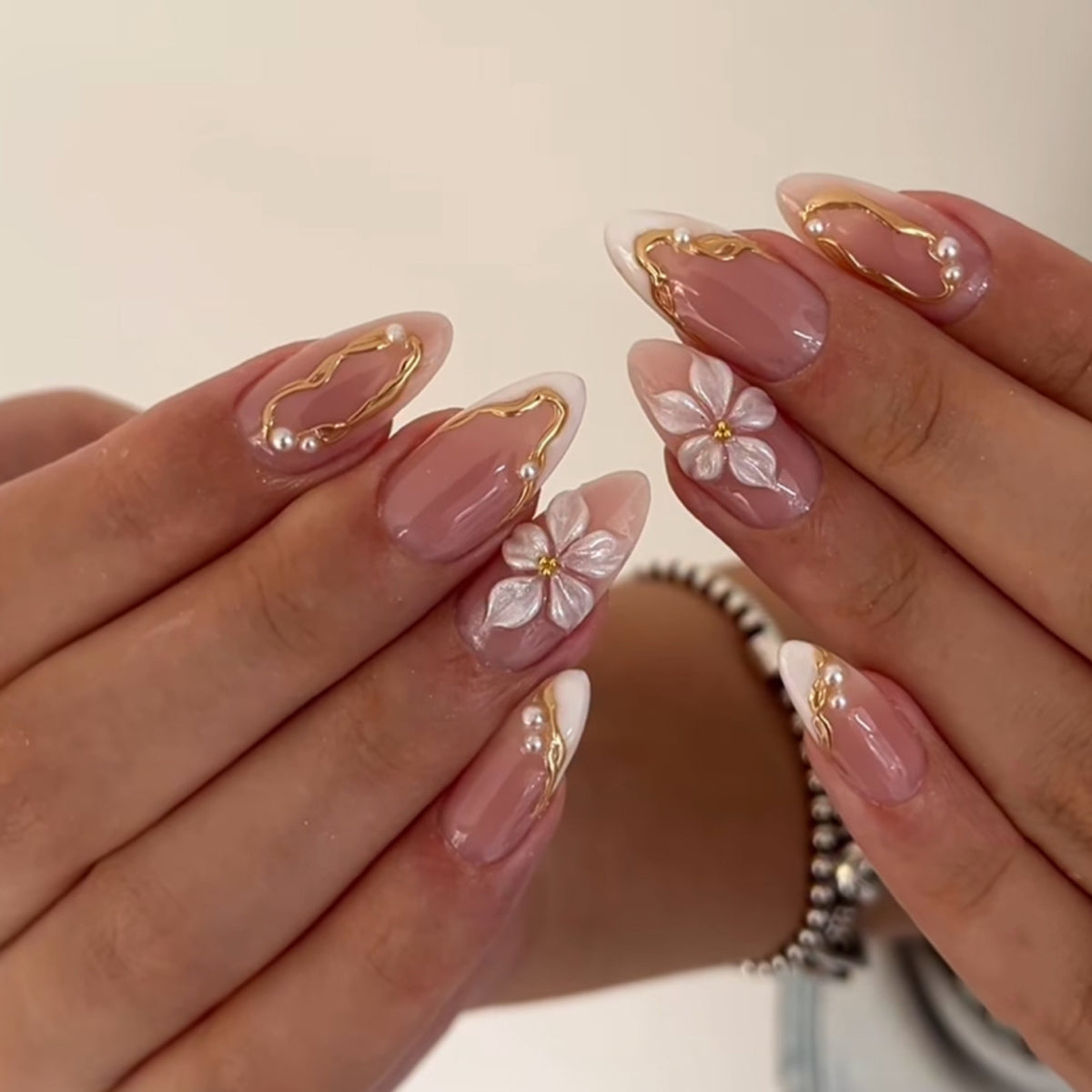 Kunstvolle Nagelverlängerungen mit eleganten blühenden Akzenten Brehn