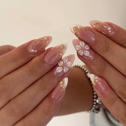Kunstvolle Nagelverlängerungen mit eleganten blühenden Akzenten Brehn