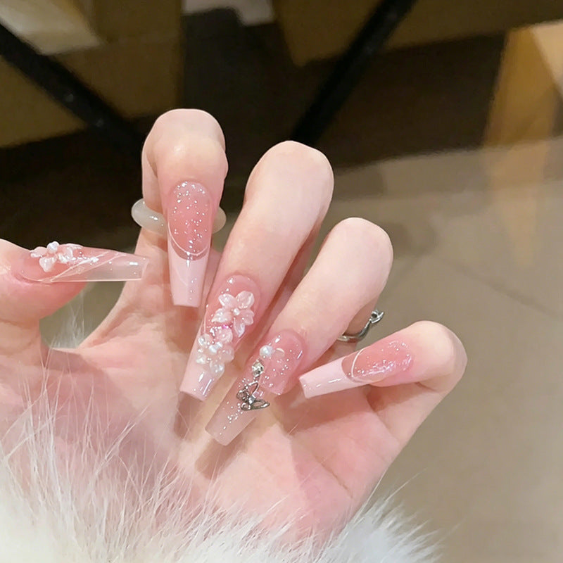 Glamouröse Kunstnagelspitzen mit 3D-Blüten- und Kristallverzierungen Brehn