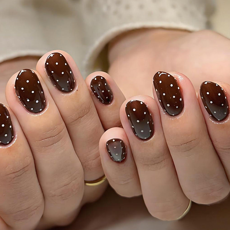 Kunstnagelset mit eleganten Punkten und glänzenden Akzenten Brehn