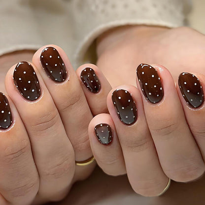 Kunstnagelset mit eleganten Punkten und glänzenden Akzenten Brehn