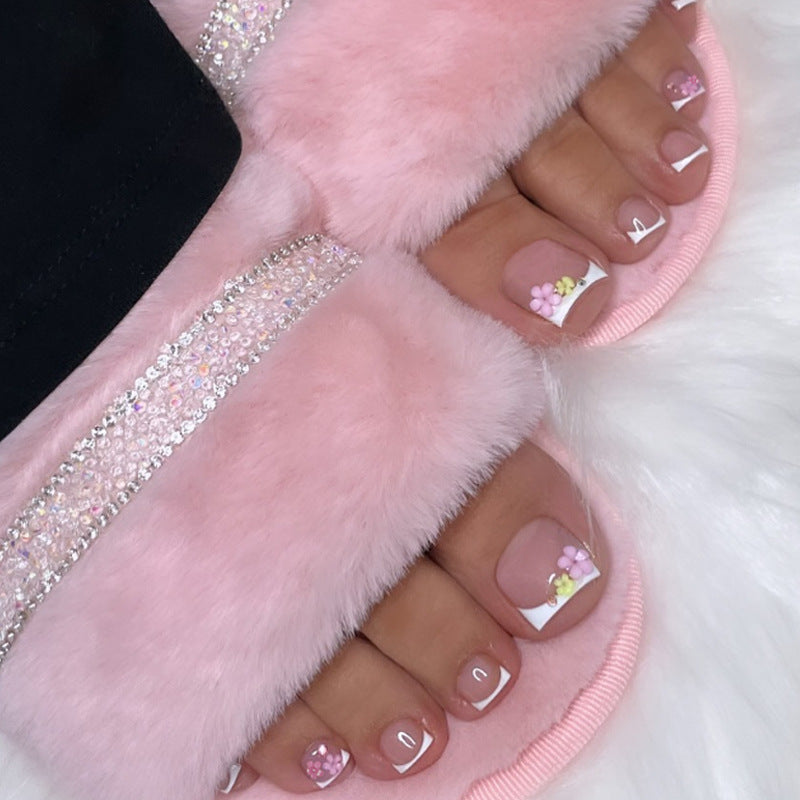 Kunstnagelset mit zarten Blütenverzierungen und eleganten Spitzen Brehn