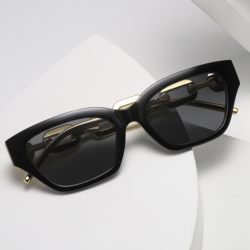 Luxe Fashion Katzenaugen-Sonnenbrille mit Statement-Kette Brehn