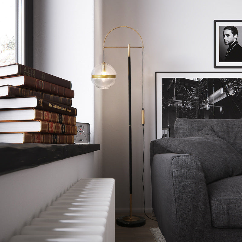 Moderne minimalistische Stehlampe mit Globenschirm