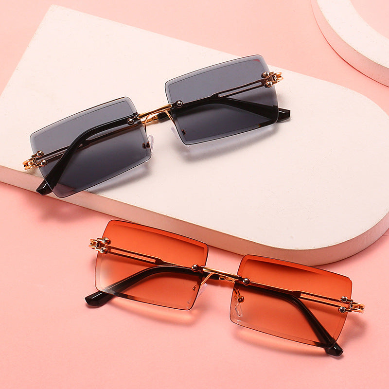 Damen modische Sonnenbrille mit einzigartigem rechteckigen Rahmen und funkelnden Details Brehn