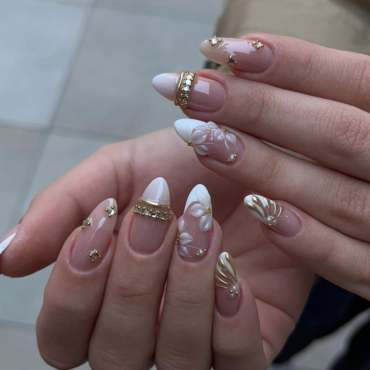 Kunstvolle Nagelkunst mit floralen und strassverzierten Akzenten Brehn