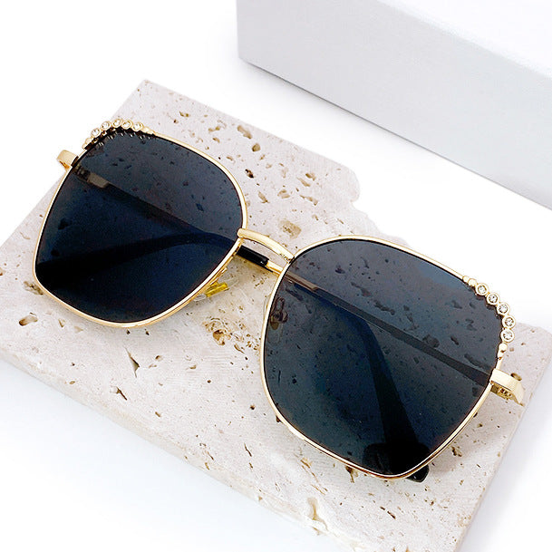 Elegante Quadratische Sonnenbrille mit Funkelnden Akzenten Brehn