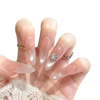 Elegante Stiletto-Nagelerhöhungen mit Kristallakzent