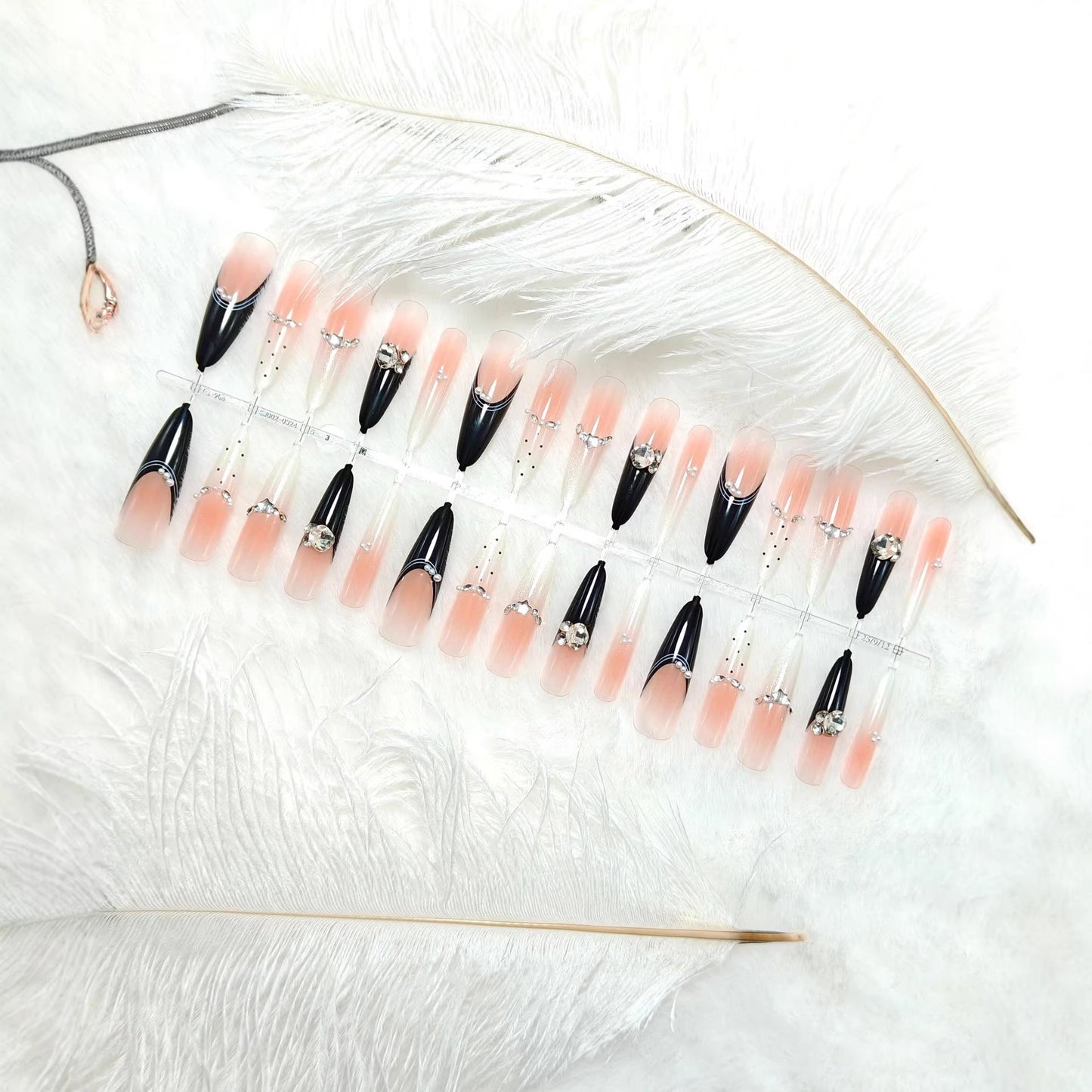 Elegante Kunstnägel mit Glitzer-Akzenten und Modischem Design Brehn