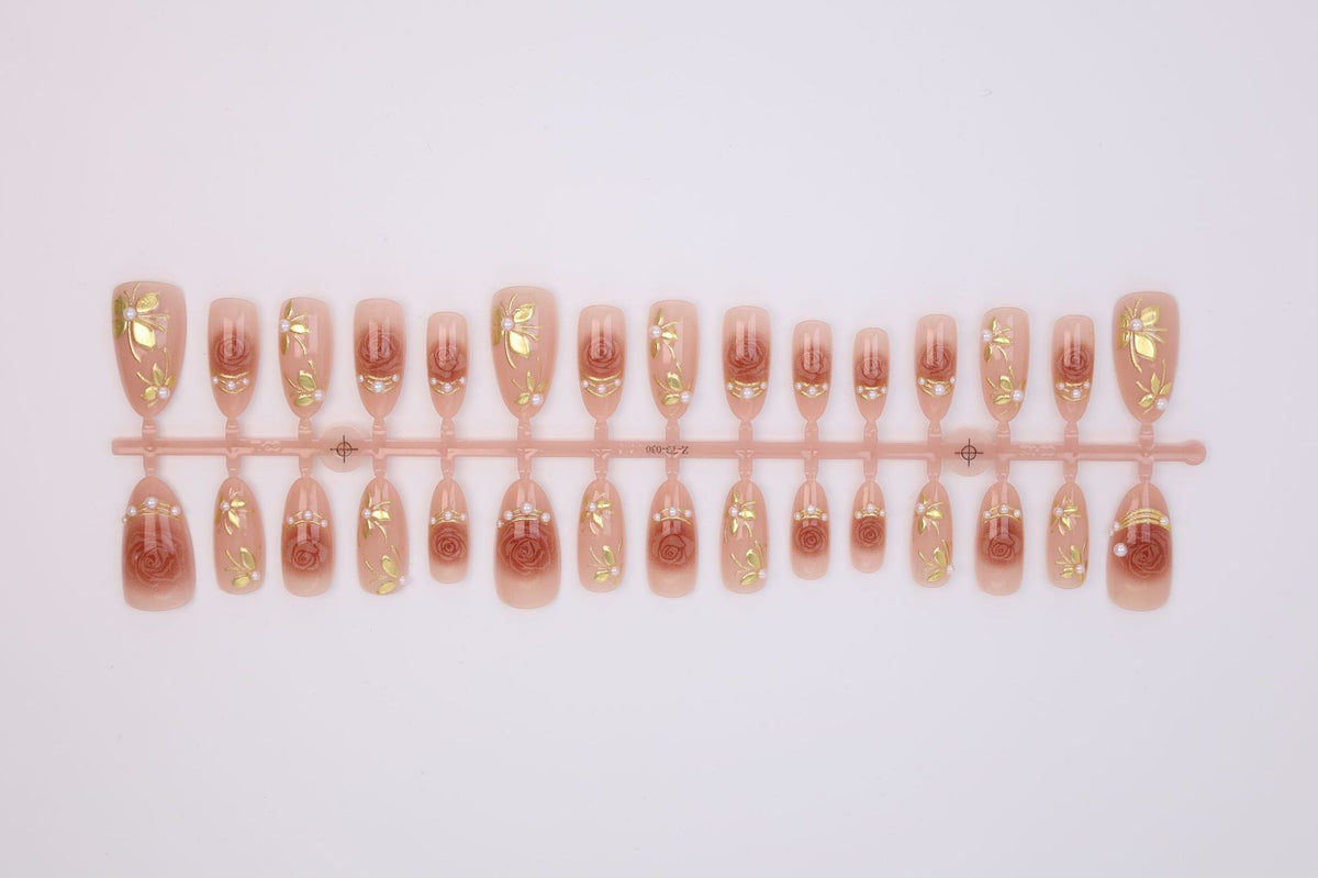 Kunstnagelset mit romantischen Rosenmotiven und goldenen Verzierungen Brehn