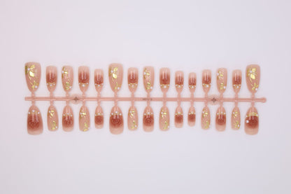 Kunstnagelset mit romantischen Rosenmotiven und goldenen Verzierungen Brehn