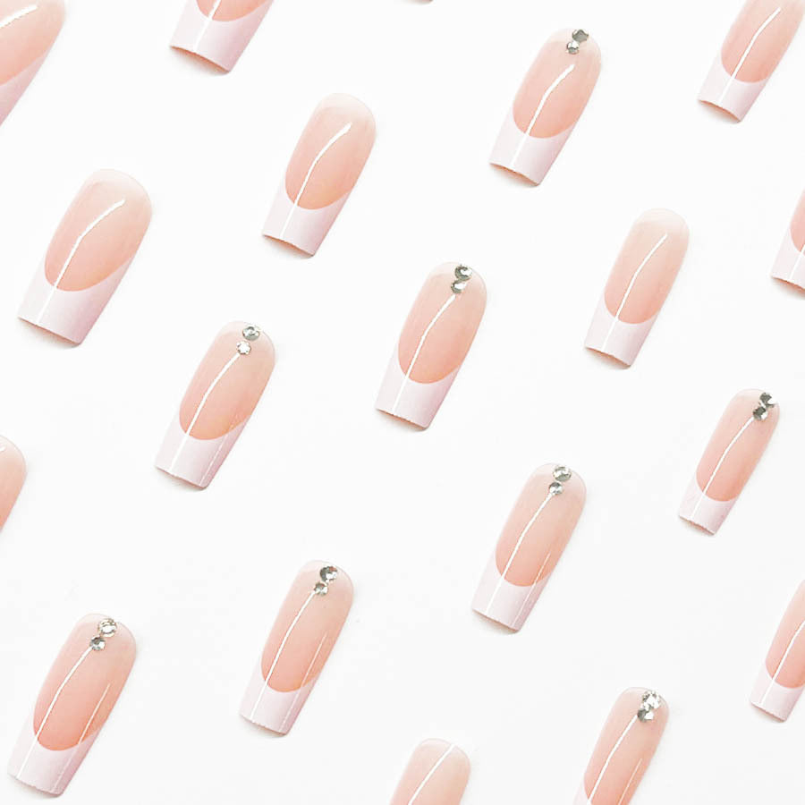 Elegantes Kunstnagelset mit Hochglanz-Finish und Strassverzierungen Brehn