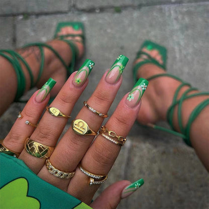 Kunstvolle Nagelkunst mit floralen Akzenten und elegantem Design Brehn