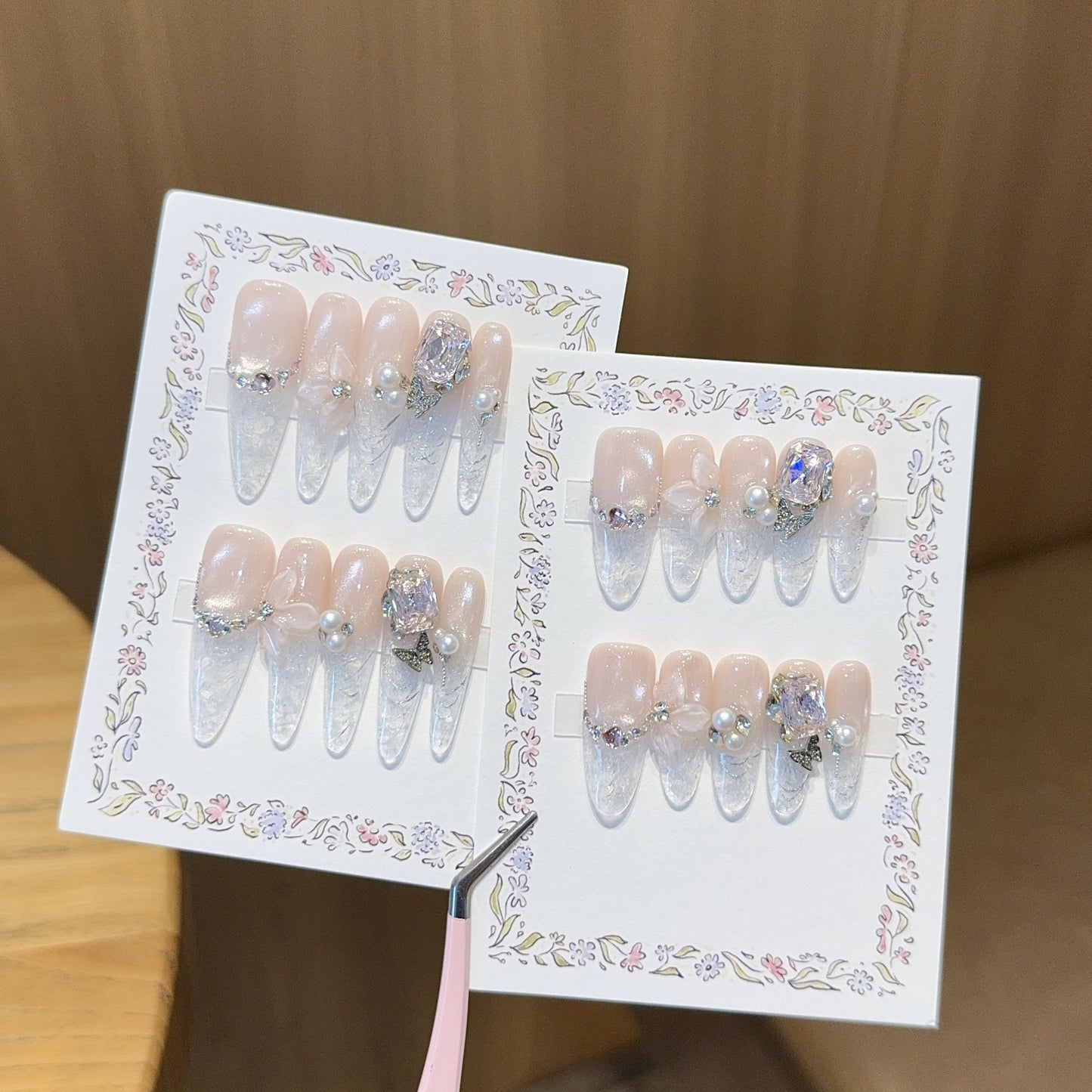 Kunstnägel mit Zartem Glitzer- und Perlendekor Brehn