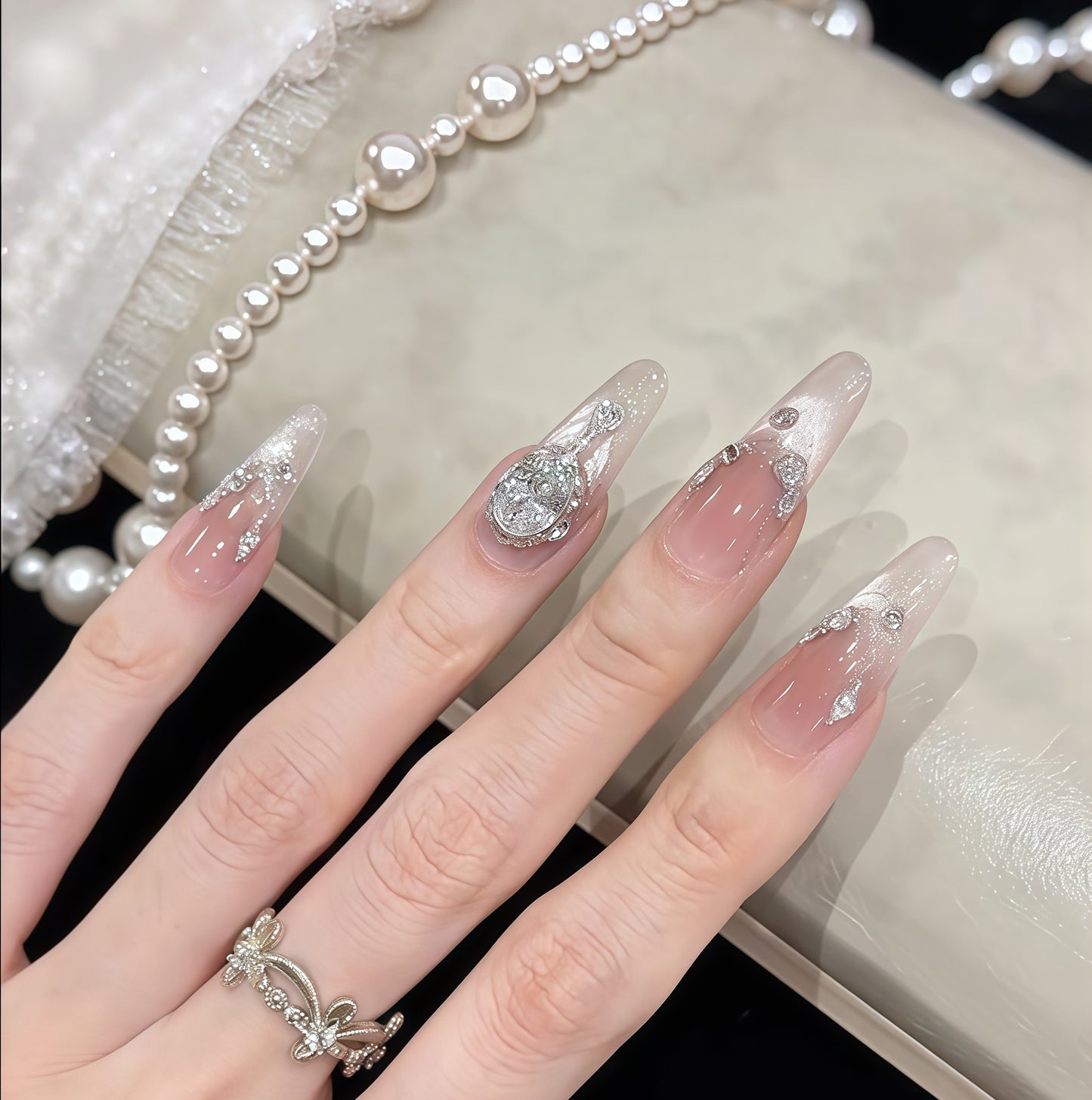 Glamouröse Kunstnagelspitzen mit Strass-Akzenten Brehn
