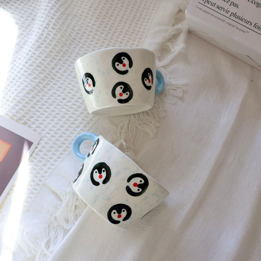 Keramik-Kaffeebecher mit handgemalten Pinguinmotiven und ergonomischem Henkel
