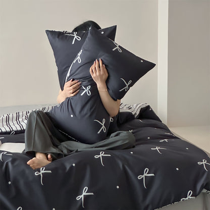 Modernes Baumwoll-Bettwäscheset mit minimalem Schleifen-Print und gestreifter Wendeseite