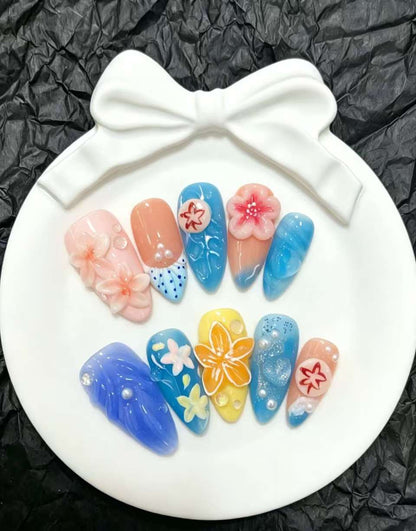 Dekoratives Press-On Nagelkunst-Set mit floralen und verspielten Designs