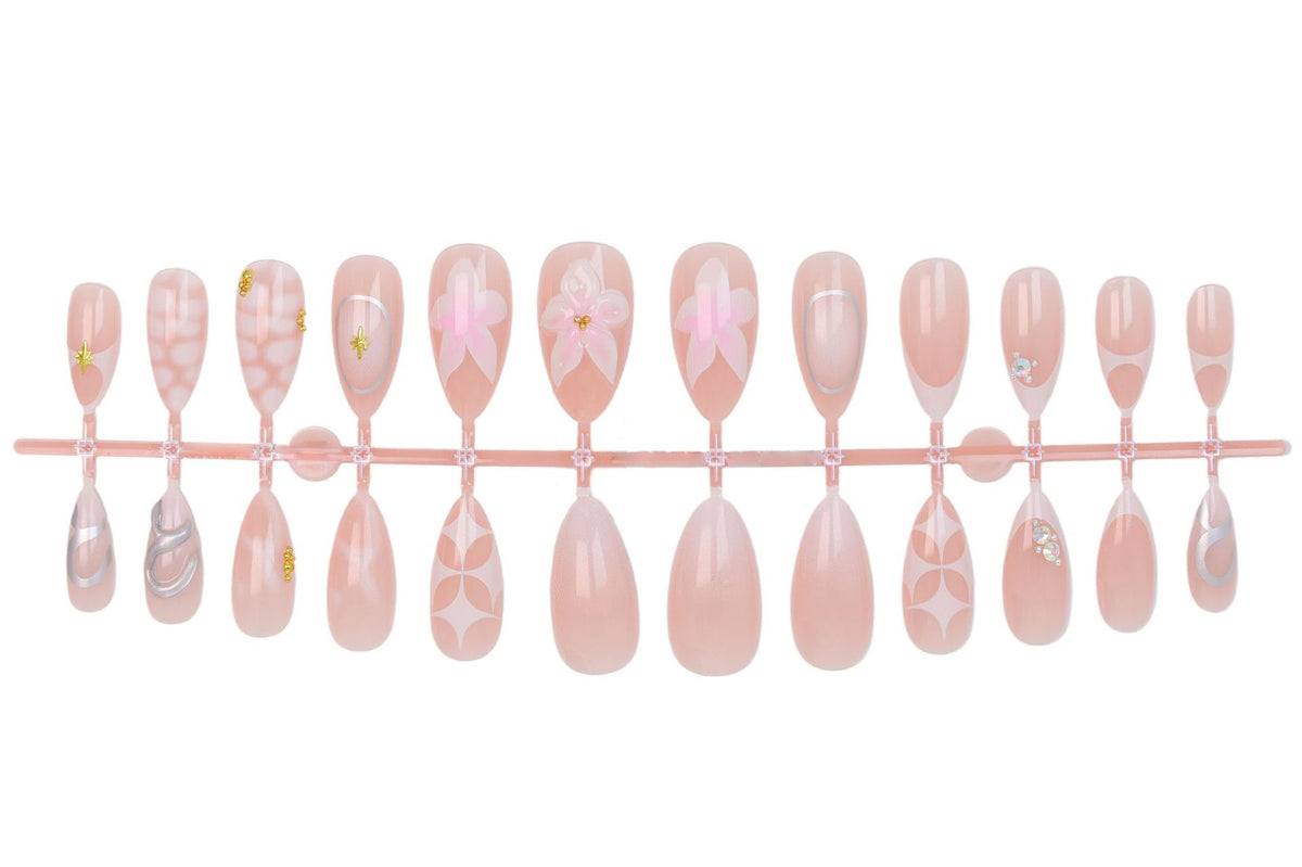 Kunstnagelset mit romantischen Blumen- und eleganten Design-Elementen Brehn