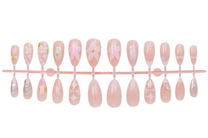 Kunstnagelset mit romantischen Blumen- und eleganten Design-Elementen Brehn
