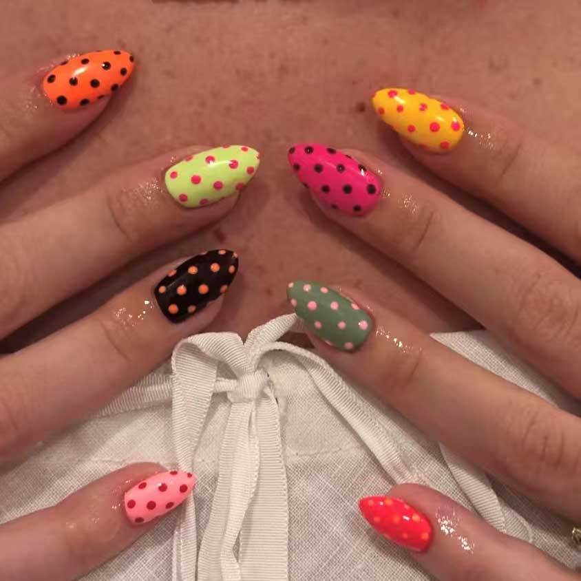 Künstlerisches Polka-Dot-Nagelkunst-Design-Kit