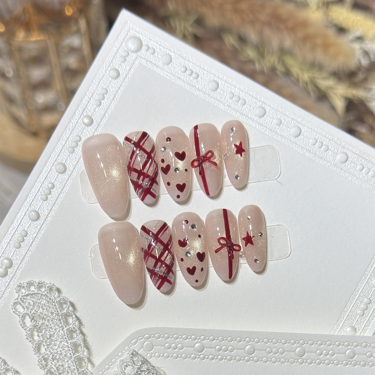 Romantisches Theme Press-On Nail Set mit Herz- und Schleifenakzenten Brehn