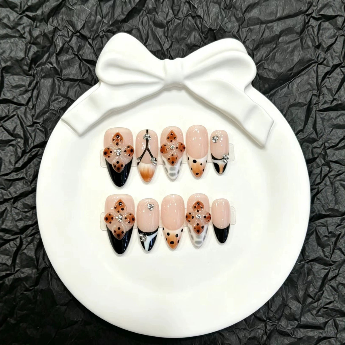 Künstlerisches Press-On Nagelset mit floralen und Edelsteinakzenten