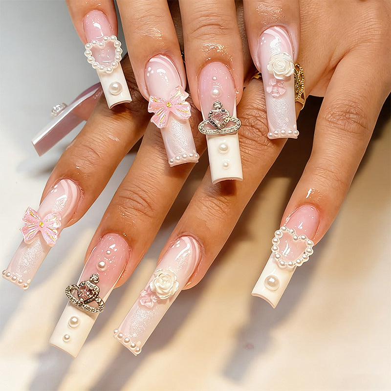 Kunstvolle Nagelspitzen mit Perlen- und Schleifenmotiven Brehn