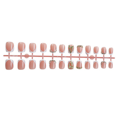 Künstliche Nail Art mit eleganten Akzenten Brehn