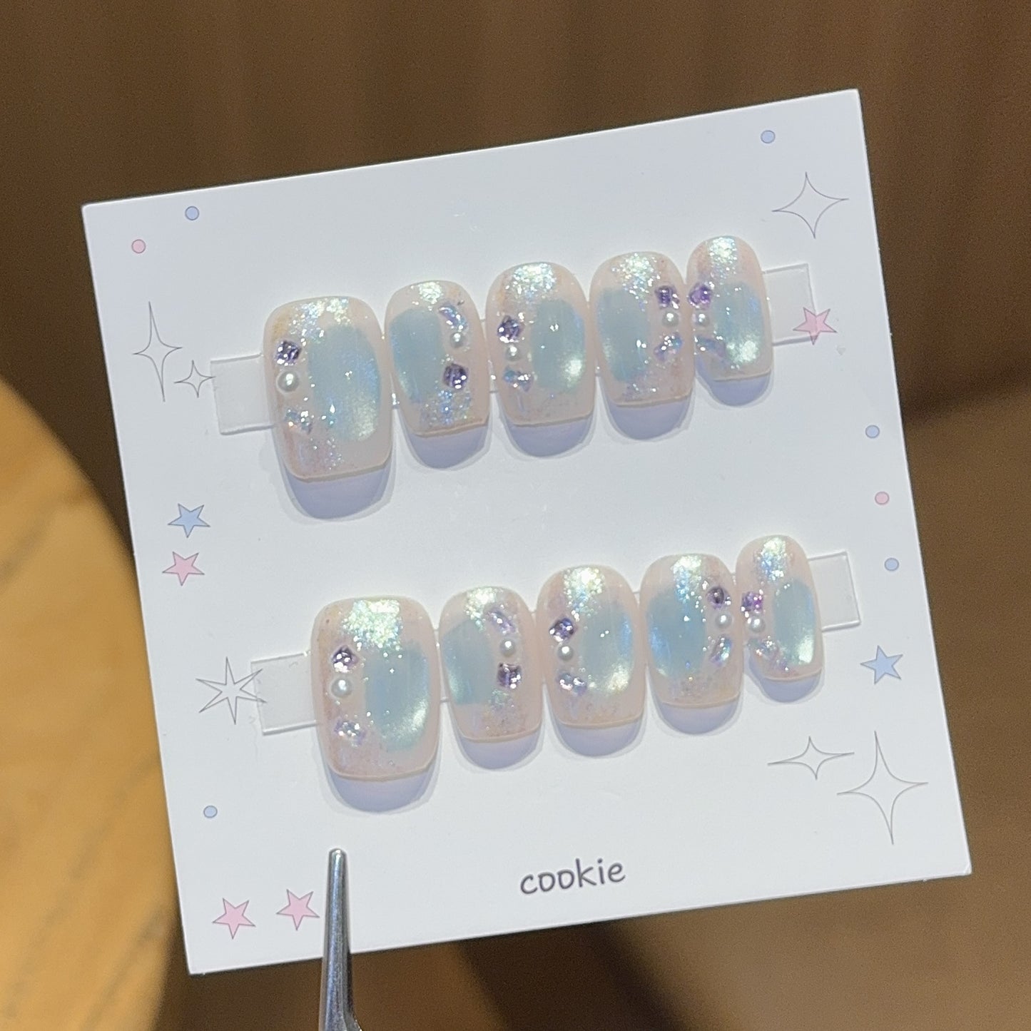 Kunstnägel mit Perlen- und Glitzerschmuck Brehn
