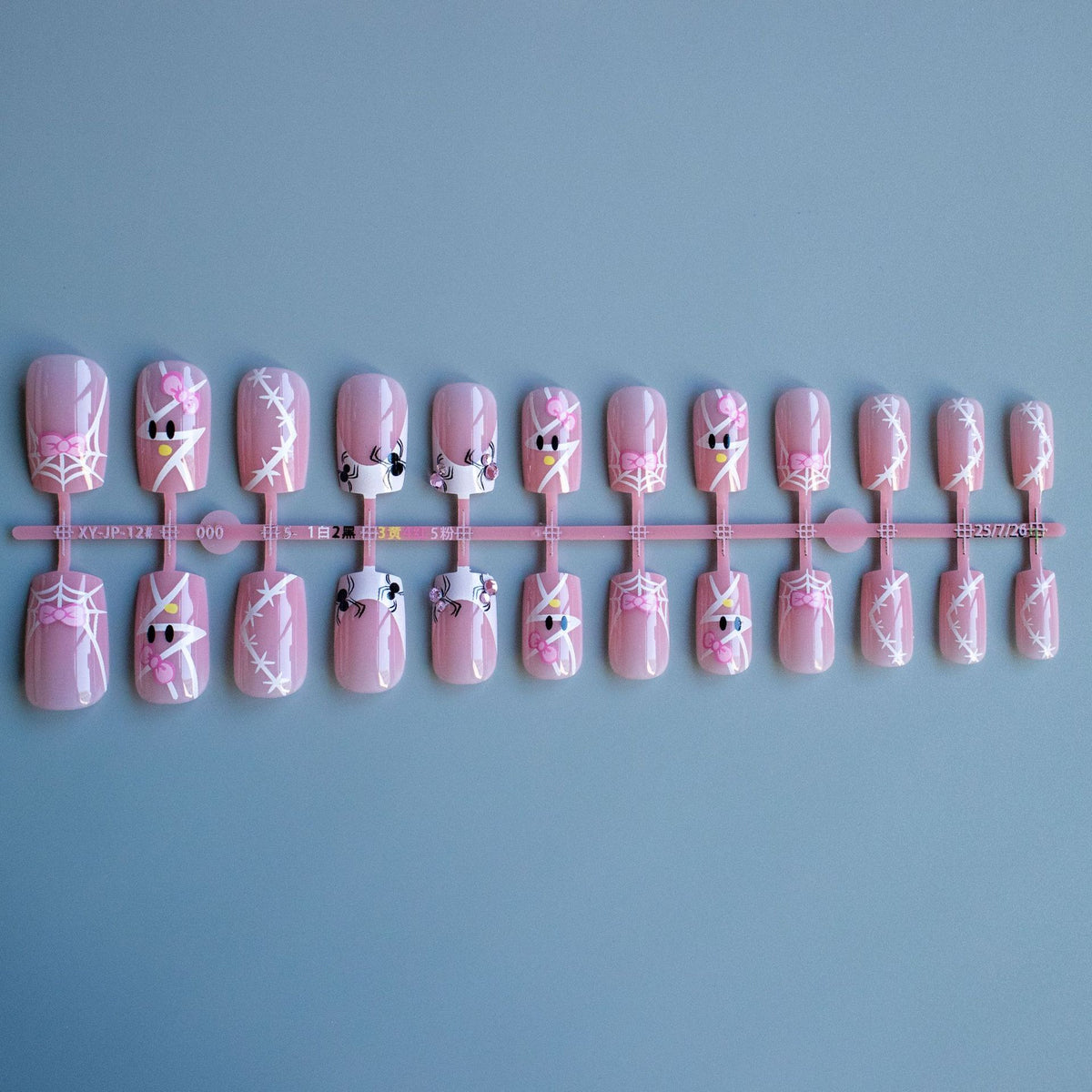 Dekoratives Nagelkunst-Set mit Schleife und Spinnennetzdesign