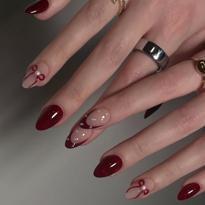 Künstliche Nagelkunst mit verspielten Punkten und Schleifen Brehn