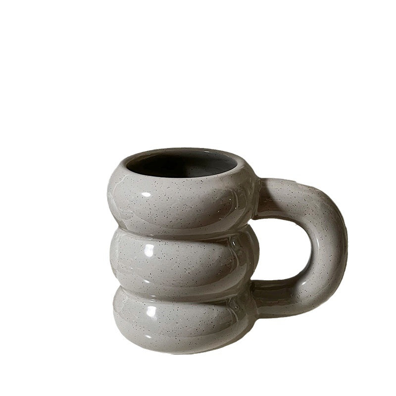 Skulpturaler Keramik-Kaffeebecher mit gestapeltem Ringkörper und ergonomischem Griff