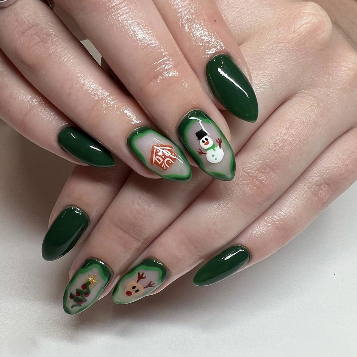 Kreatives Kunstnagelset mit festlichen Weihnachtsmotiven und Glanz Brehn