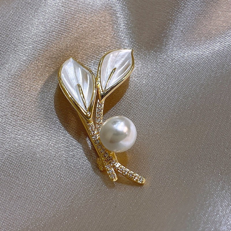 Elegante Brosche mit Perl- und Strassdetails Brehn