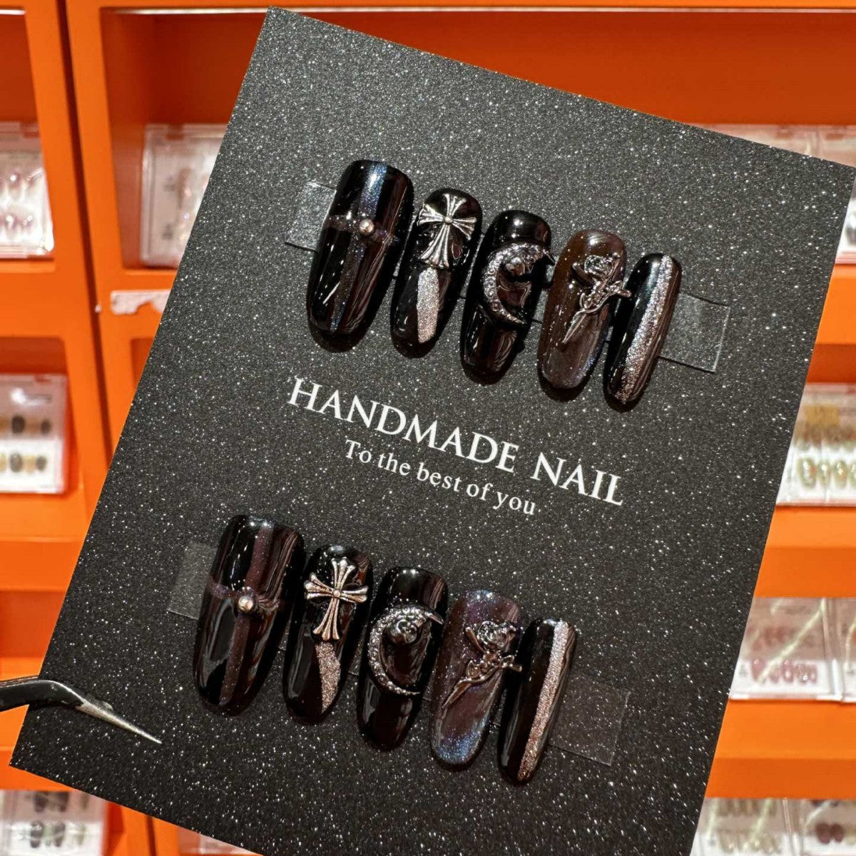 Künstlerisches Handgemachtes Press-On Nagelkunstset mit dekorativen metallischen Akzenten