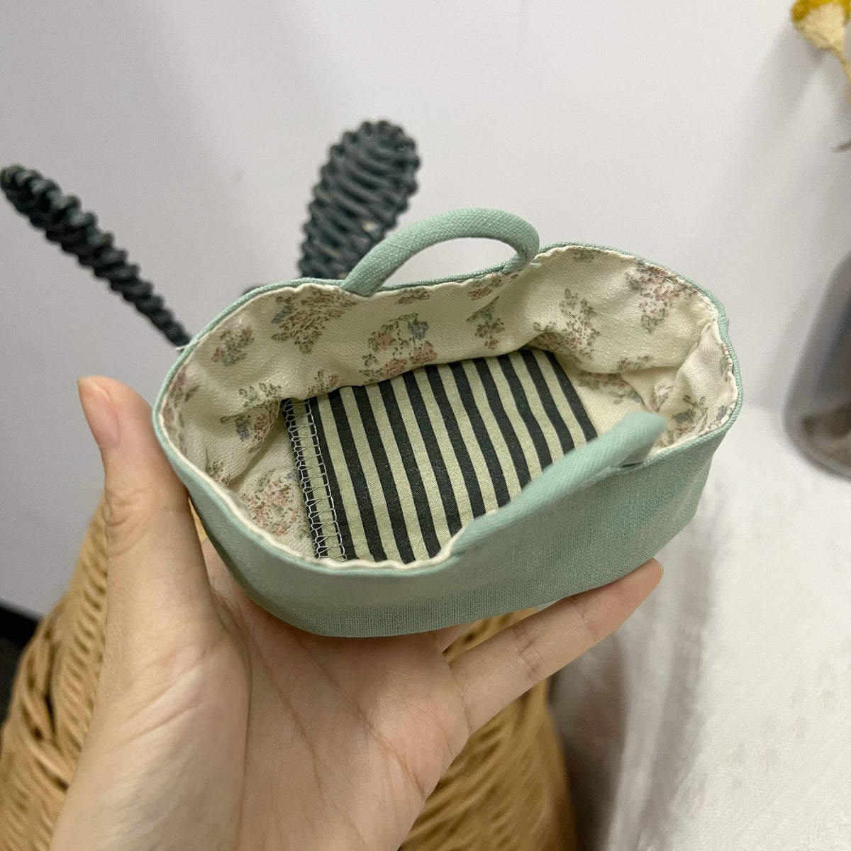 Miniature Leinenpuppe Bucket Hat mit floralem Futter und Trageschlaufe oben