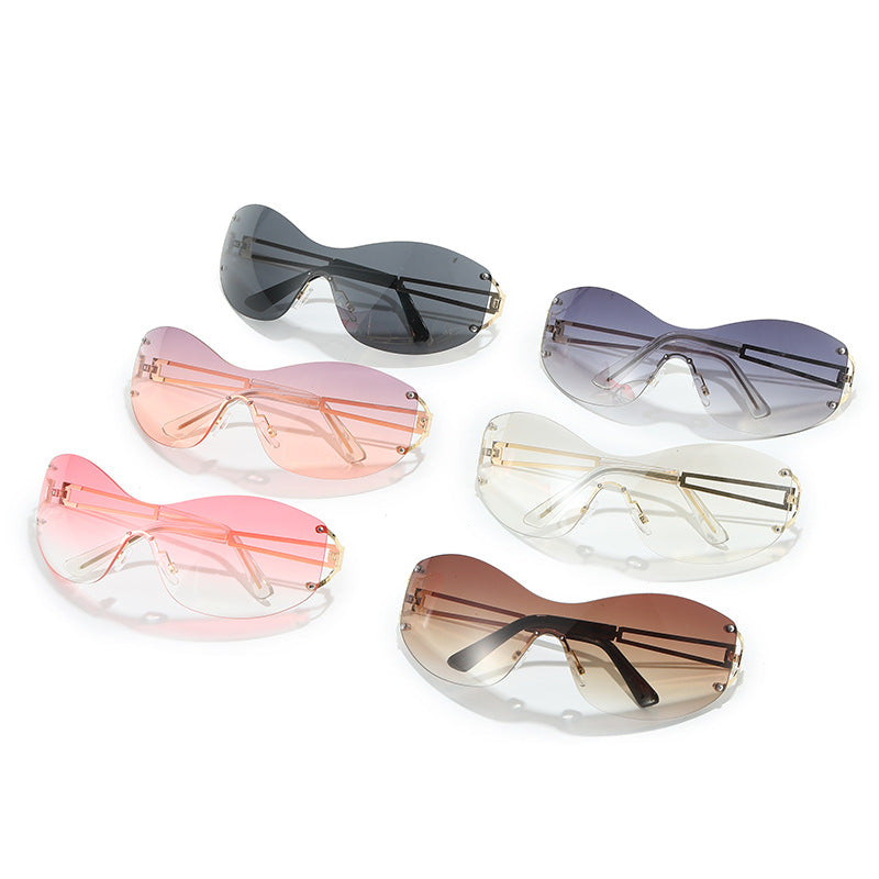 Futuristische Ultra-Wrap Sonnenbrille mit metallischen Akzenten Brehn