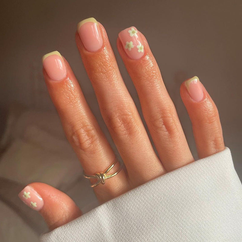 Kunstvolle Nagelkunst mit langlebigem Floral-Look Brehn