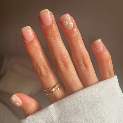 Kunstvolle Nagelkunst mit langlebigem Floral-Look Brehn