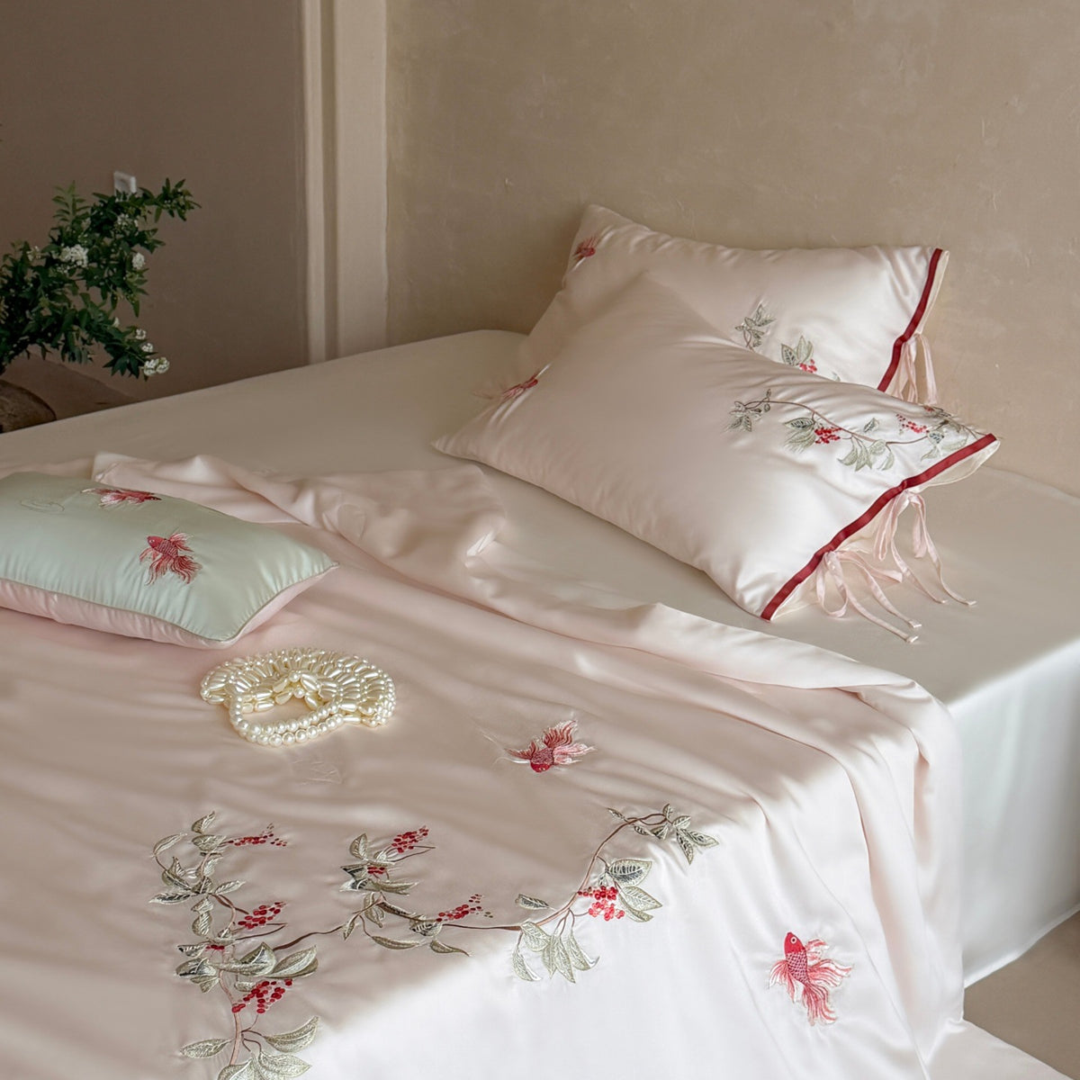 Besticktes Satin-Bettwäsche-Set mit floraler Zierstickerei und seidig-feinem Griff Brehn
