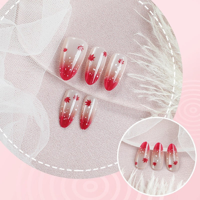 Kunstnagelset mit elegantem Rot-Ombré-Look und zarten Ahornblättern Brehn