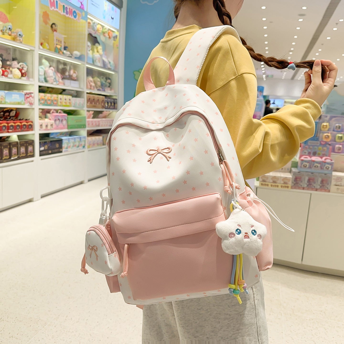 Rucksack mit Verspieltem Design und Kreativen Aufbewahrungslösungen Brehn