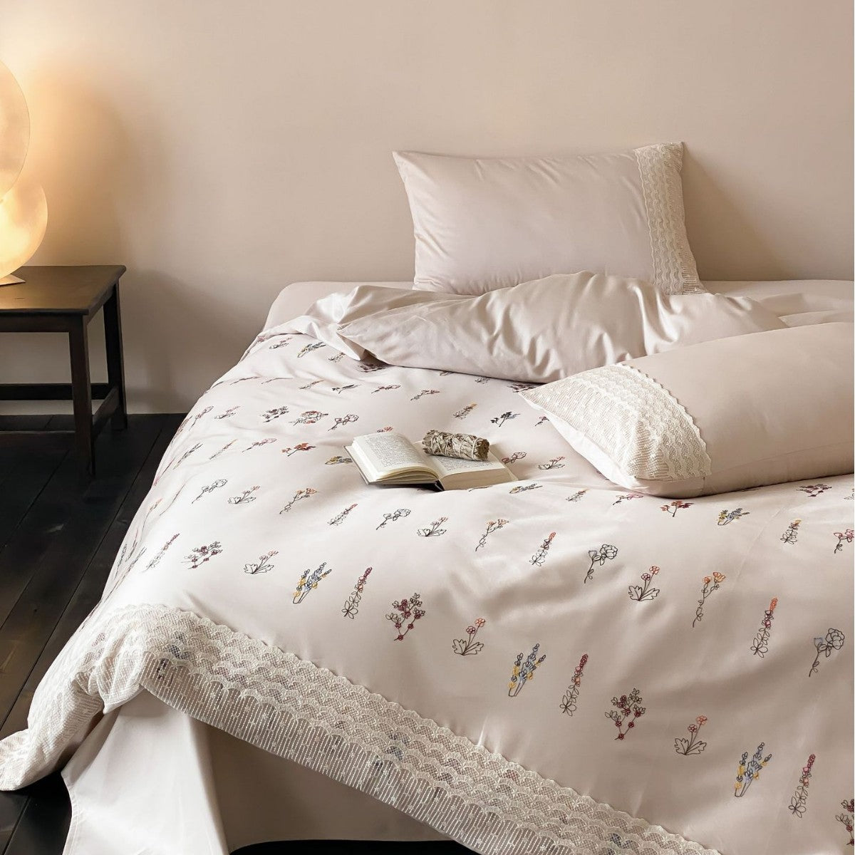 Umkehrbare Mikrofaser Satin-Feeling Bestickte Wildblumen Bettwäsche mit Häkelspitze & Kissenbezügen